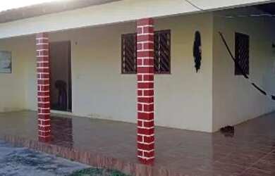 Imagem: A casa possui 3 Dormitórios, 2 Banheiros, 2 Vagas na garagem