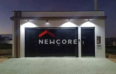 Imagem: A casa possui 3 Dormitórios, 3 Banheiros, 2 Vagas na garagem