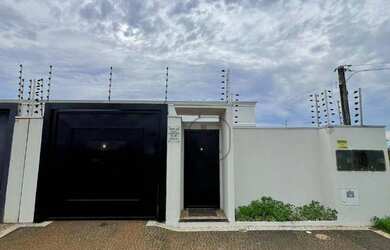 Imagem: A casa possui 3 Dormitórios, 2 Banheiros, 1 Vaga na garagem