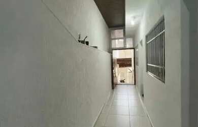 Imagem: A casa possui 3 Dormitórios, 2 Banheiros e Varanda e está