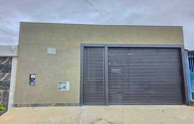 Imagem: A casa possui 3 Dormitórios, 2 Banheiros, 2 Vagas na garagem