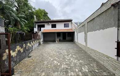 Imagem: A casa possui 2 Dormitórios, 1 Banheiro, 1 Vaga na garagem