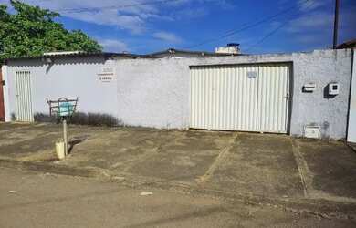 Imagem: A casa possui 4 Dormitórios, 2 Banheiros, 1 Vaga na garagem