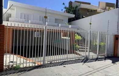 Imagem: A casa possui 5 Dormitórios, 4 Banheiros, 2 Vagas na garagem