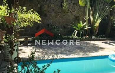 Imagem: A casa possui 4 Dormitórios, 5 Banheiros, 3 Vagas na garagem