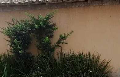 Imagem: A casa possui 2 Dormitórios, 1 Banheiro, 2 Vagas na garagem