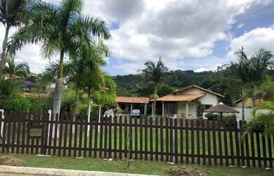 Imagem: A casa em condomínio possui 4 Dormitórios, 3 Banheiros, 5