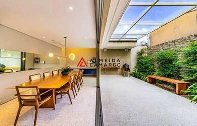 Imagem: A casa possui 3 Dormitórios, 5 Banheiros, 4 Vagas na garagem