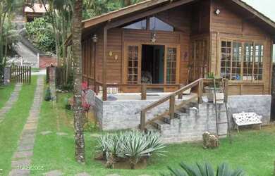 Imagem: A casa possui 2 Dormitórios, Acomodam 10 pessoas e 2 Vagas