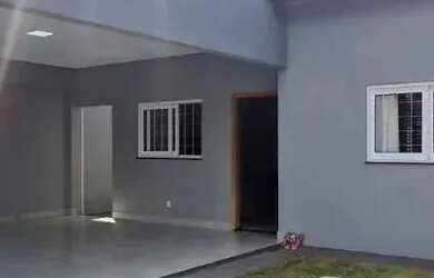 Imagem: A casa possui 3 Dormitórios, 2 Banheiros, 2 Vagas na garagem