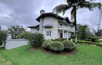 Imagem: A casa em condomínio possui 4 Dormitórios, 3 Banheiros, 480m²