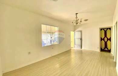 Imagem: A casa possui 2 Dormitórios, 2 Banheiros, 2 Vagas na garagem