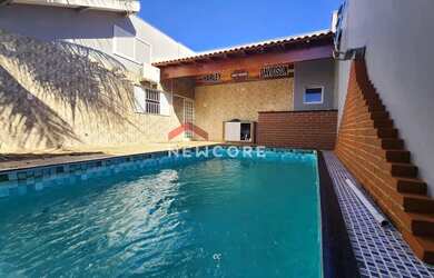 Imagem: A casa possui 3 Dormitórios, 3 Banheiros, 2 Vagas na garagem