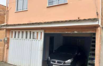 Imagem: A casa possui 5 Dormitórios, 3 Banheiros, 1 Vaga na garagem