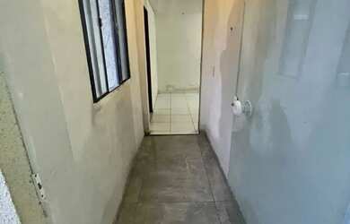 Imagem: A casa possui 3 Dormitórios, 2 Banheiros, 1 Vaga na garagem