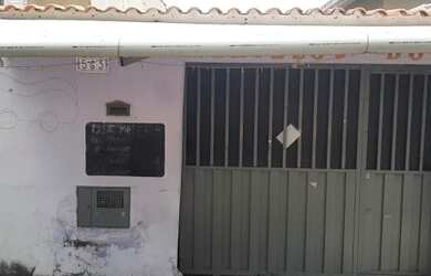 Imagem: A casa possui 1 Dormitório, 1 Banheiro e 2 Vagas na garagem