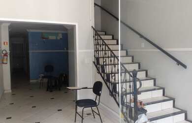 Imagem: O depósito possui 3 Vagas na garagem, 450m² de Área e está