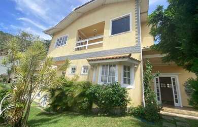 Imagem: A casa possui 5 Dormitórios, 4 Banheiros, 5 Vagas na garagem