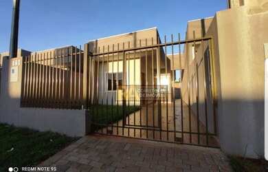 Imagem: A casa possui 2 Dormitórios, 1 Banheiro, 2 Vagas na garagem