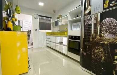 Imagem: A casa possui 3 Dormitórios, 2 Banheiros, 2 Vagas na garagem