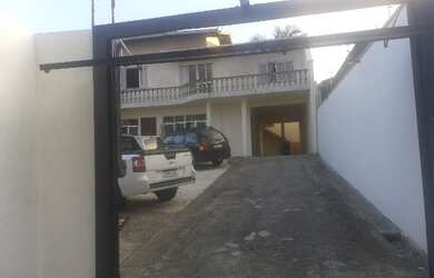 Imagem: A casa possui 1 Dormitório, 1 Banheiro, 1 Vaga na garagem