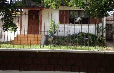 Imagem: A casa possui 3 Dormitórios, 1 Banheiro, 3 Vagas na garagem