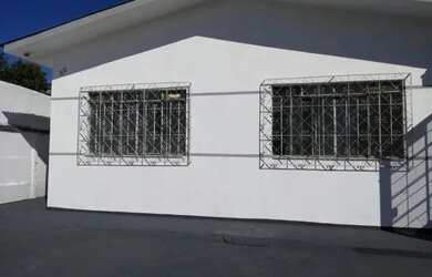 Imagem: A casa possui 3 Dormitórios, 2 Banheiros, 5 Vagas na garagem