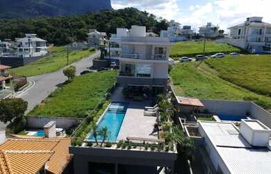 Imagem: A casa possui 3 Dormitórios, 4 Banheiros, 5 Vagas na garagem