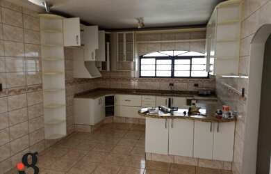 Imagem: A casa possui 3 Dormitórios, 3 Banheiros, 4 Vagas na garagem