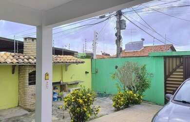 Imagem: A casa possui 3 Dormitórios, 2 Banheiros, 2 Vagas na garagem