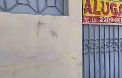 Imagem: A casa possui 3 Dormitórios, 1 Banheiro, 2 Vagas na garagem