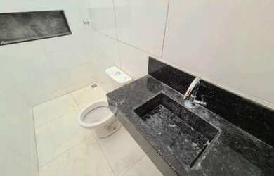 Imagem: A casa possui 3 Dormitórios, 2 Banheiros, 1 Vaga na garagem