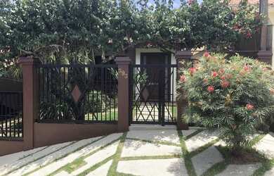 Imagem: A casa possui 3 Dormitórios, 1 Banheiro, 2 Vagas na garagem