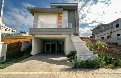 Imagem: A casa em condomínio possui 3 Dormitórios, 2 Banheiros, 2