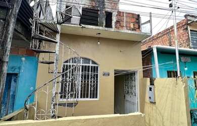 Imagem: A casa possui 4 Dormitórios, 2 Banheiros e está localizado