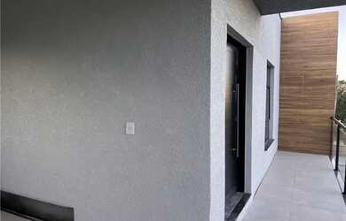 Imagem: A casa possui 4 Dormitórios, 3 Banheiros, 2 Vagas na garagem