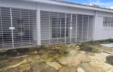 Imagem: A casa possui 3 Dormitórios, 2 Banheiros, 3 Vagas na garagem