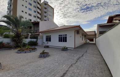 Imagem: A casa possui 3 Dormitórios, 3 Banheiros, 4 Vagas na garagem