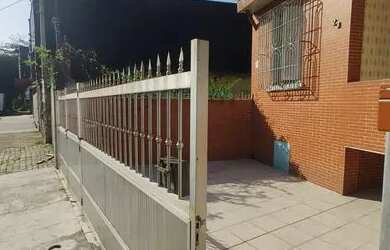 Imagem: A casa possui 2 Dormitórios, 2 Banheiros, 2 Vagas na garagem