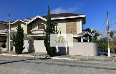 Imagem: A casa possui 4 Dormitórios, 4 Banheiros, 2 Vagas na garagem