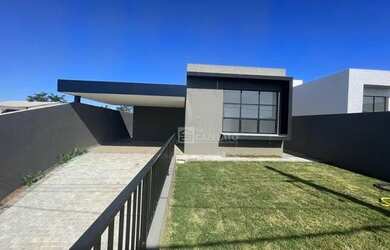 Imagem: A casa possui 3 Dormitórios, 2 Banheiros, 2 Vagas na garagem