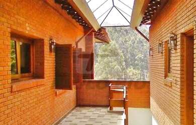 Imagem: A casa possui 4 Dormitórios, 5 Banheiros, 3 Vagas na garagem