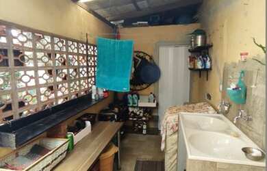 Imagem: A casa possui 3 Dormitórios, 2 Banheiros, 1 Vaga na garagem