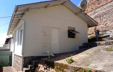 Imagem: A casa possui 2 Dormitórios, 1 Banheiro, 1 Vaga na garagem