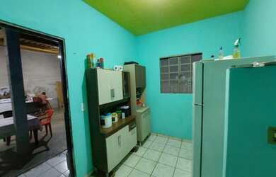 Imagem: A casa possui 3 Dormitórios, 2 Banheiros, 1 Vaga na garagem