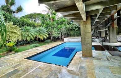 Imagem: A casa possui 4 Dormitórios, 4 Banheiros, 5 Vagas na garagem