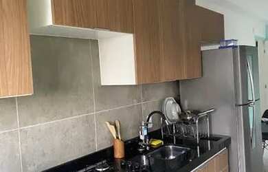 Imagem: O apartamento possui 2 Dormitórios, 1 Banheiro, 1 Vaga na garagem