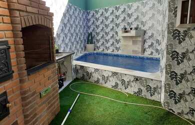 Imagem: A casa possui 3 Dormitórios, 2 Banheiros, 3 Vagas na garagem