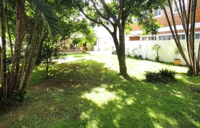 Imagem: A casa possui 5 Dormitórios, 5 Banheiros, 5 Vagas na garagem