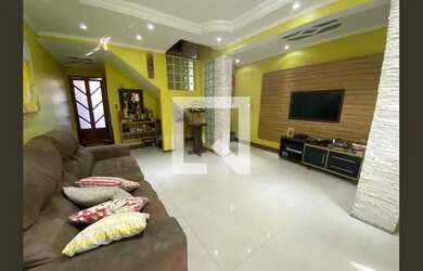 Imagem: A casa possui 4 Dormitórios, 3 Banheiros, 4 Vagas na garagem